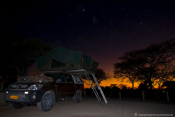 Vor Sonnenaufgang geht es jeden Morgen zeitig los. Obwohl noch windstill, ist der Staub Afrikas allgegenwärtig. Jeder Objektivwechsel kann sich da am nächsten Photo unangenehm bemerkbar machen...