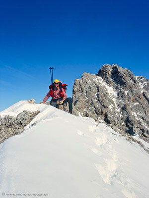 ... zum Greifen nah und doch unerreichbar: rechts der Gipfel des Sass Rigais. Dazwischen leider metertiefer senkrechter Graben, die Wegmarkierungen sind unter den Schneemassen verborgen.