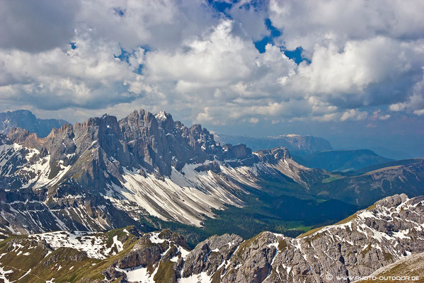 Fantastischer Ausblick vom Gipfel! (Im Hintergrund die Geislerspitzen)