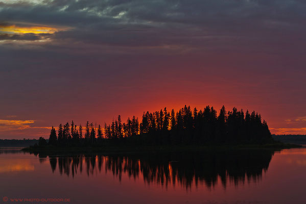 Sonnenuntergang am Astotin Lake.