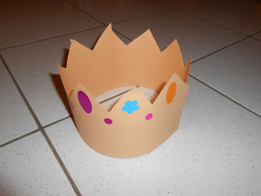 couronne des rois en carton et décoré de gommettes