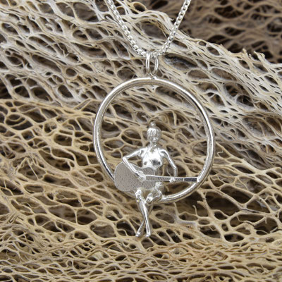 - Amy mit Gitarre - Anhänger ohne Kette 180.- Bingokette 99.-