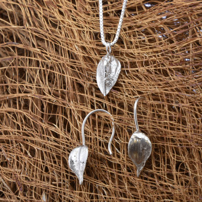 - Buchennüsse - Ohrschmuck 299.- Anhänger ohne Kette 229.- Venezianerkette 99.-