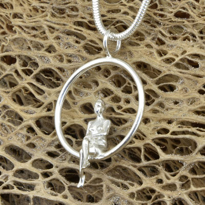  - Susanne am schaukeln - Anhänger ohne Kette 170.- Schlangenkette 130.-