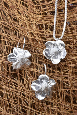 - Erdbeer Büten - Ohrschmuck 299.- Anhänger ohne Kette 229.- Venezianerkette 99.-