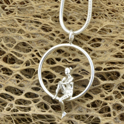   - Ursula am chillen - Anhänger ohne Kette 170.- Schlangenkette 130.-