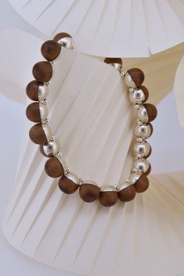  Geometrie trifft Holz mit Nussbaumholz Armcollier 499.-