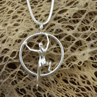  - Fabienne am klettern - Anhänger ohne Kette 179.- Schlangenkette 130.-
