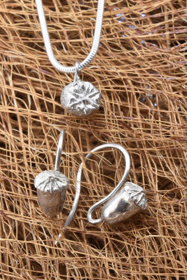 - Mohn Kapsel - Ohrschmuck 299.- Anhänger ohne Kette 229.- Schlangenkette 130.-