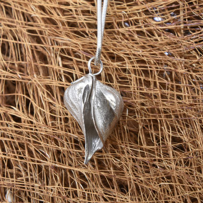 - Akazien Stachel - Anhänger ohne Kette 229.- Schlangenkette 130.-