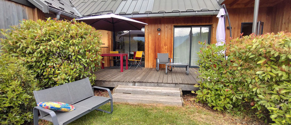 Grande terrasse pour barbecue aux beaux jours au gîte Cloudelin à st pierre d'albigny