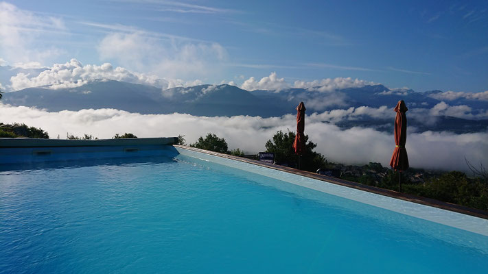 vue sur les massif de belledonnes - la lauzière - le vercors..depuis la piscine des 7 sartots