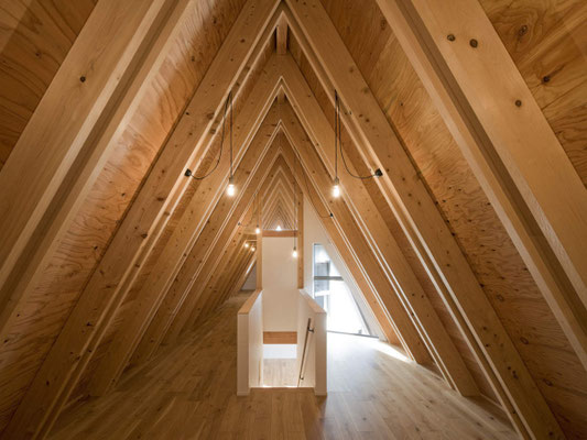合掌の美しさを現代の住まいに。屋根の勾配がそのままインテリアとなった2階ホールは、力強い登り梁と木の香りに包まれる、まるで隠れ家のような空間です。
