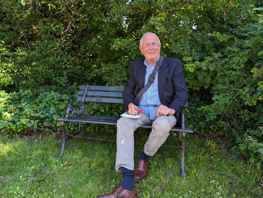 Gästeführer von Sylt, Klaus Lorkowski sitzt auf einer Gartenbank 