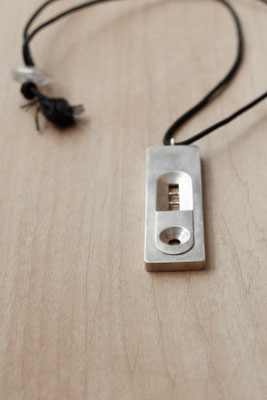 Das Testy - philosophischer Schmuck zur Pandemie, Silvia Bundschuh Hutdesign, Hamburg