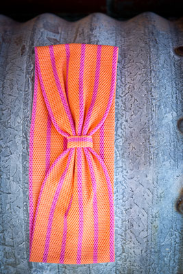 Stirnband orange und pink gestreift von Silvia Bundschuh Hutdesign, Hamburg