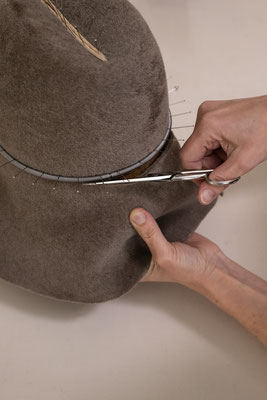 Sorgfältig schneidet man entlang der Hutspirale, wenn die Teile getrennt voneinander verarbeitet werden.