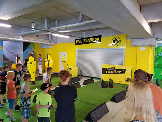 Ein Ball - eine Welt  Dortmund, 05.06.2016, Interkulturelles Stadionfest "Ein Ball - eine Welt!" im Signal Iduna Park.  "Nachweis BVB-Fanclub Einigkeit“