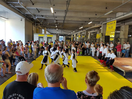 Ein Ball - eine Welt  Dortmund, 05.06.2016, Interkulturelles Stadionfest "Ein Ball - eine Welt!" im Signal Iduna Park.  "Nachweis BVB-Fanclub Einigkeit“