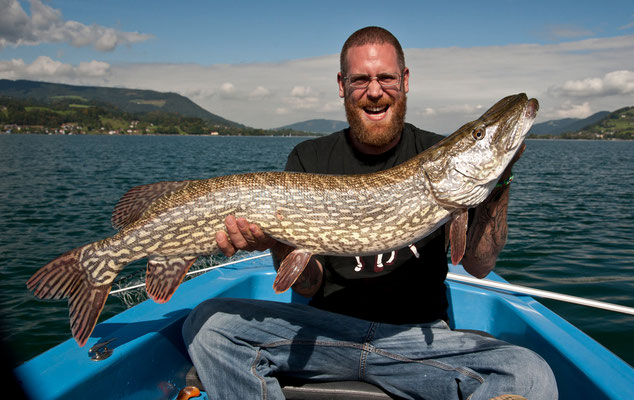 Gastangler Philipp fängt Freiwasserhecht mit 111cm beim Schleppfischen im Attersee, Hechtfischen am Attersee