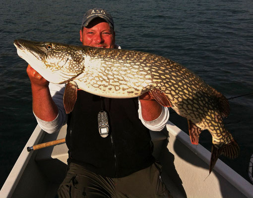 Benjamin fängt Hecht mit 120cm im Attersee 