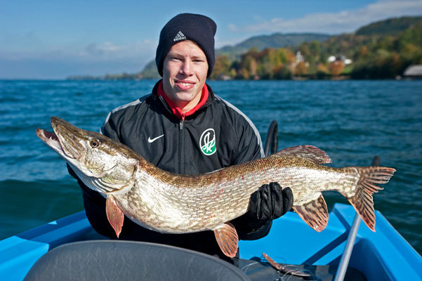 Gastangler Valentin fängt Hecht mit 98cm im Attersee