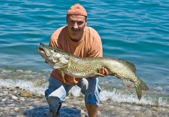 112cm Hecht mit 10Kg, gefangen beim Schleppfischen mit einer Perlmuttspange von www.hechtguide.com