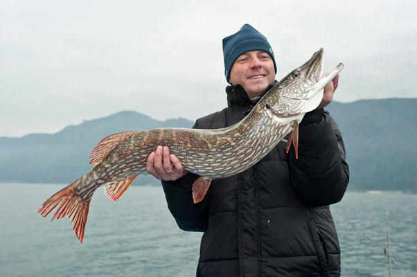 Gastangler Norbert fängt 94cm Hecht im Attersee