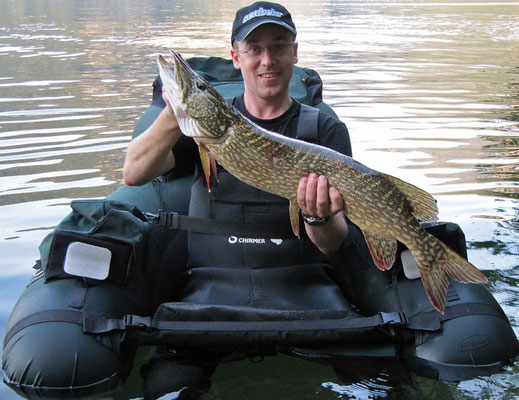 Gastangler Bernhard fängt Hecht mit 88cm bei einer Belly-Boat Tour