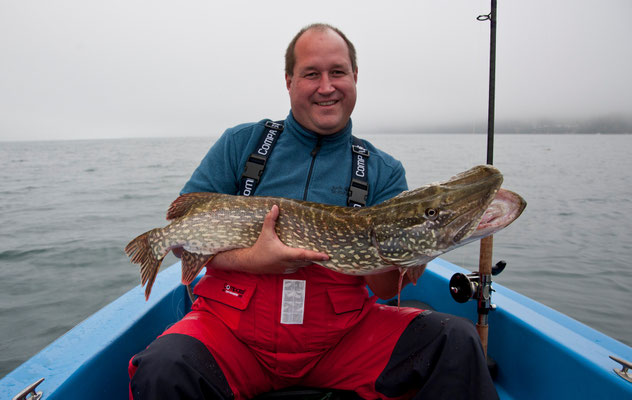 Gastangler Norman fängt Meterhecht beim Schleppfischen am Attersee
