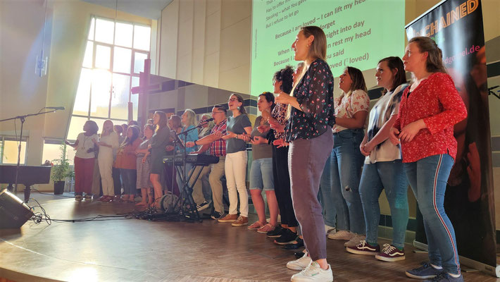 Blick von rechts seitlich auf den singenden Chor (Titelbild).