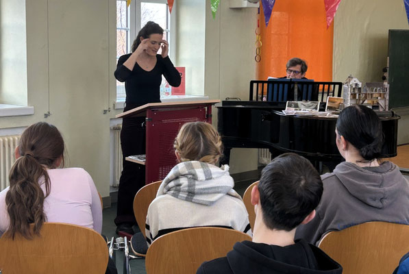Friederike Becht liest aus dem Tagebuch von Anne Frank.