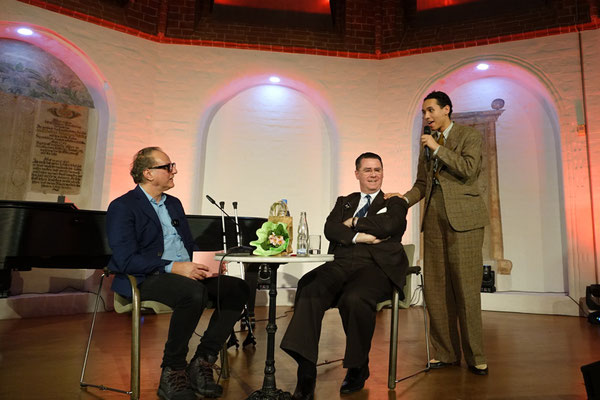 Gesprächsszene mit Marcus Kaloff, Andrej Hermlin und David Hermlin (von links)