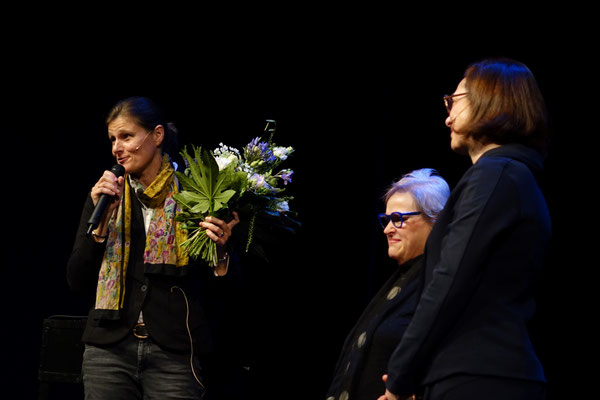 Dank an Prof. Katrin Reimer-Gordinskaya (l.) von der Hochschule Magdeburg-Stendal
