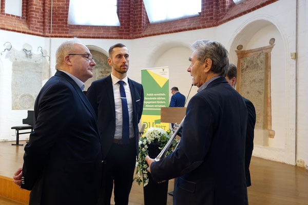  Stendals Oberbürgermeister Bastian Sieler (M.) und sein Stellvertreter Axel Kleefeldt (l.) im Gespräch mit Mieczysław Grochowski.