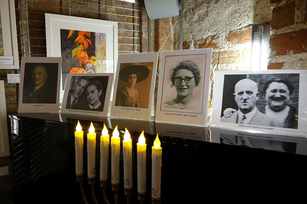 Familienfotos: Von links: Alfred Conitzer, Gerhard Conitzer und seine Frau Yolanda, Erna Conitzer (geb. Struck), Ursula Frankenstein (geb. Conitzer), Arthur und Gertrud Conitzer.