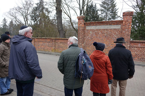 Die Führung begann vor dem zugemauerten früheren Eingangsportal an der Georgenstraße.