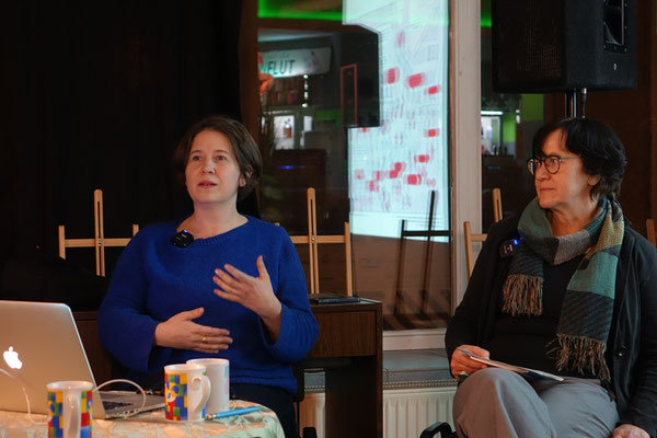 Nathalie Frank (l.) und Claudia Dreke beim Gespräch in der Kleinen Markhalle.