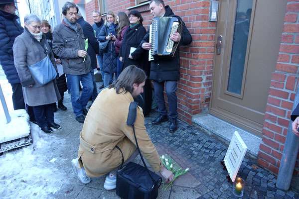 Rund um die Stolpersteine vor dem Haus Bruchstraße 8 wurden weiße Tulpen zum Gedenken niedergelegt.