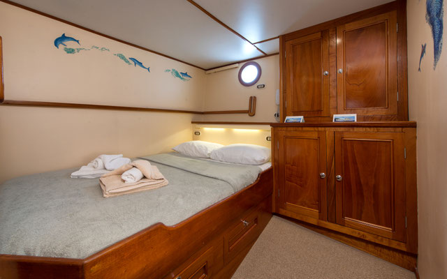 Cabins double bed of the ship Seahunter in Cocos Island, ©Unterseahunter Group