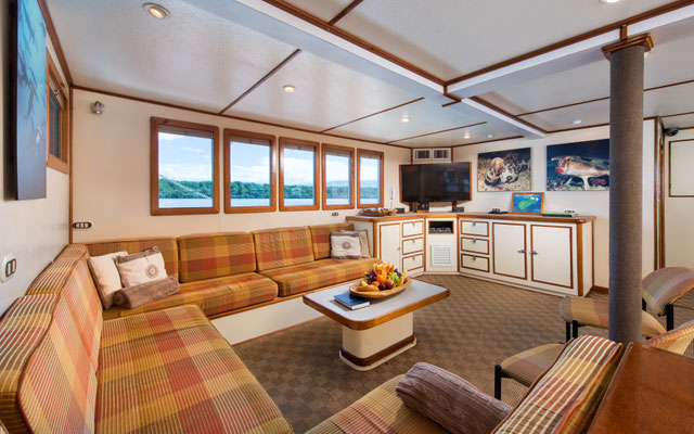 Lounge area of the ship Seahunter in Cocos Island, ©Unterseahunter Group