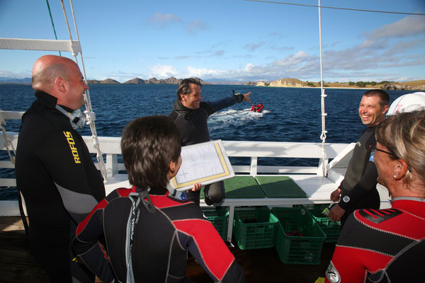 Tauchbriefing auf dem Schiffes in Raja Ampat, Indonesien ©Pindito