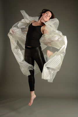 Anouk in een bruidsjurk van plastic tassen van de Bijenkorf / foto Marcel Vos