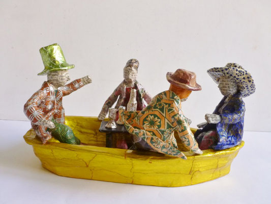 Bootsgesellschaft, Papiermaché, 13 cm hoch, 23 cm lang, 12,5 cm tief (Heike Roesner/2017) - verkauft