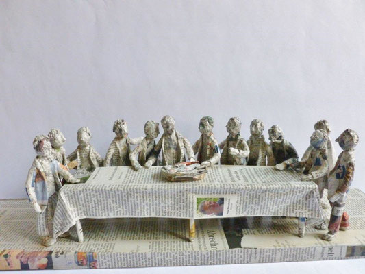 Abendmahl, Papiermaché, 17 cm hoch, 60 cm lang, 16 cm tief (Heike Roesner/2017)