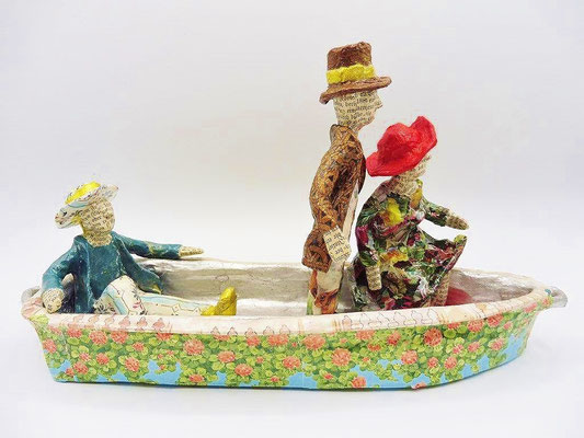 Ankunft der Rosenkönigin, 15 cm hoch, 30 cm lang, 9,5 cm tief, Papiermaché, Heike Roesner/2019 - verkauft 