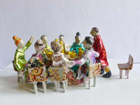 In glänzender Gesellschaft, Papiermaché, 12,5 cm hoch, 50 cm lang, 30 cm tief (Heike Roesner/2017)