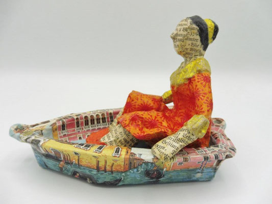 Venezianische Dame, 9 cm hoch, 14,5 cm lang, 8,5 cm tief, Papiermaché, Heike Roesner/2019 - verkauft