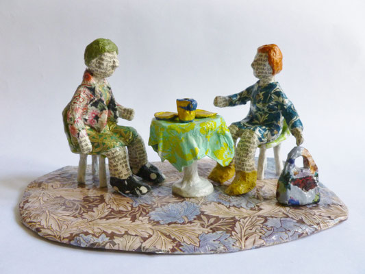 Im Kaffeehaus, Papiermaché, 10,5 cm hoch, 23 cm lang, 14,5 cm tief (Heike Roesner/2016)