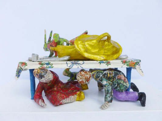 Hasenflucht, Papiermaché, 15 cm hoch, 30 cm lang, 15 cm tief (Heike Roesner/2017) - verkauft